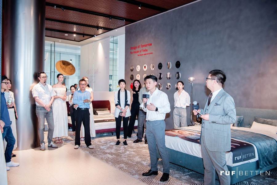RUF BETTEN卢浮百登品牌总经理Justin先生引领来宾参观.jpg