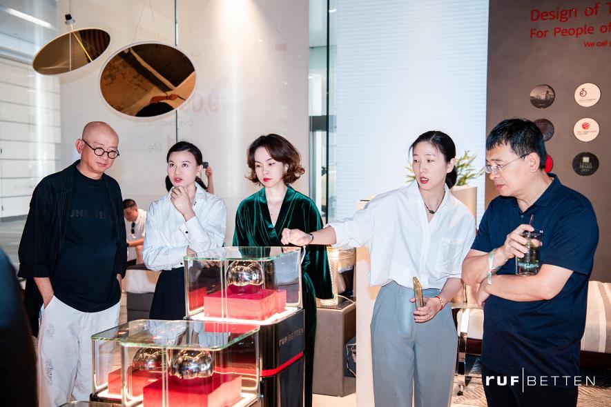 开幕现场来宾了解RUF BETTEN睡眠系统理念.jpg