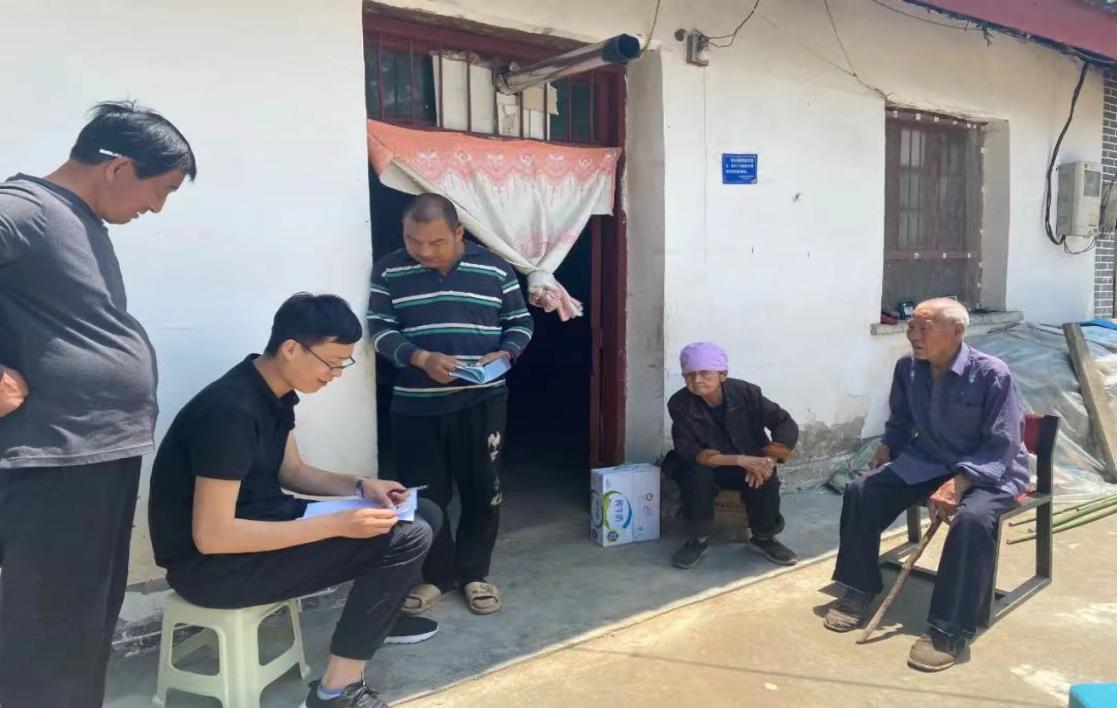 结对帮扶干部上门慰问关爱对象.jpg