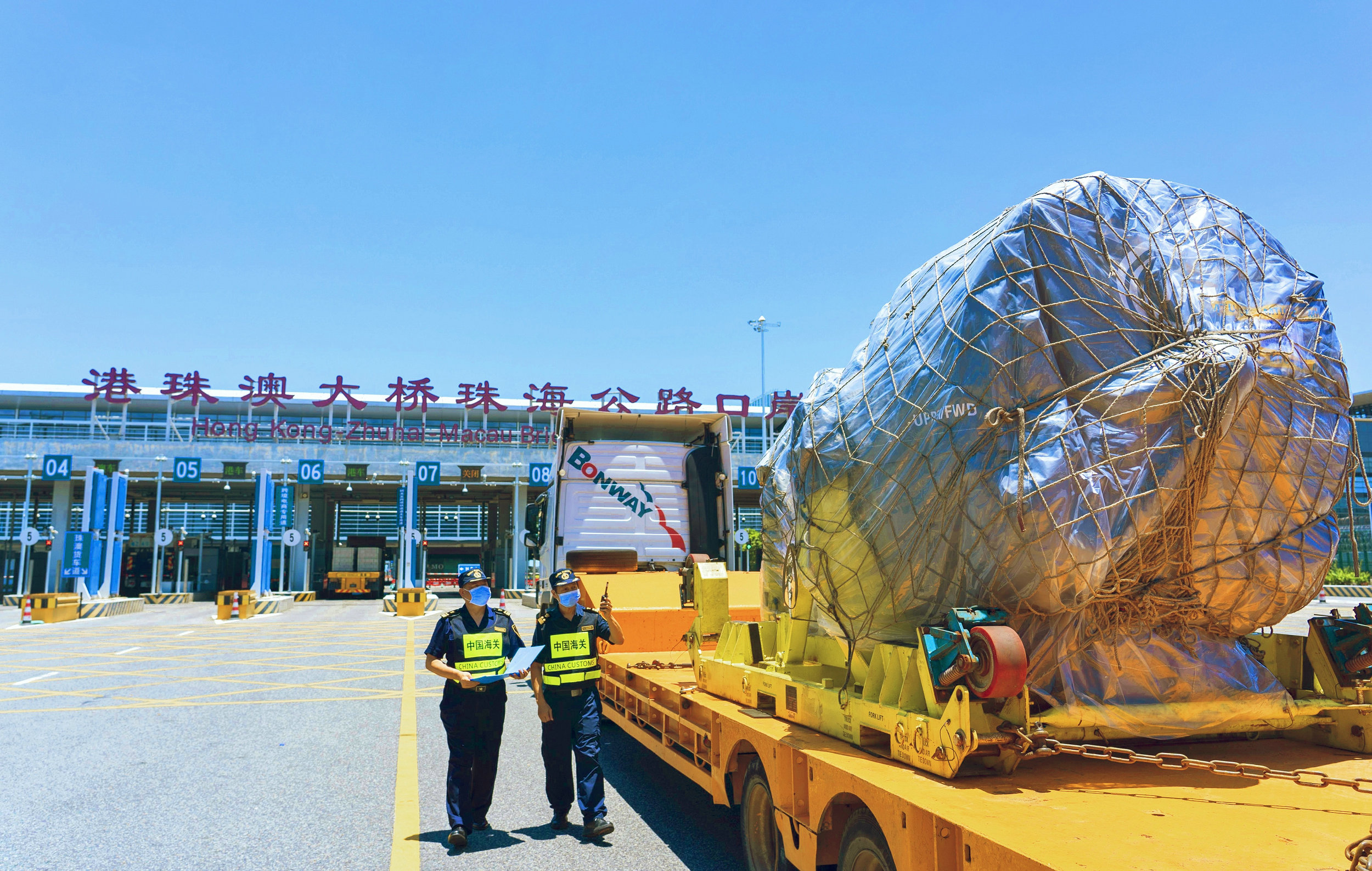 2：港珠澳大橋海關關員驗放貨物 林昌鋒攝.jpg