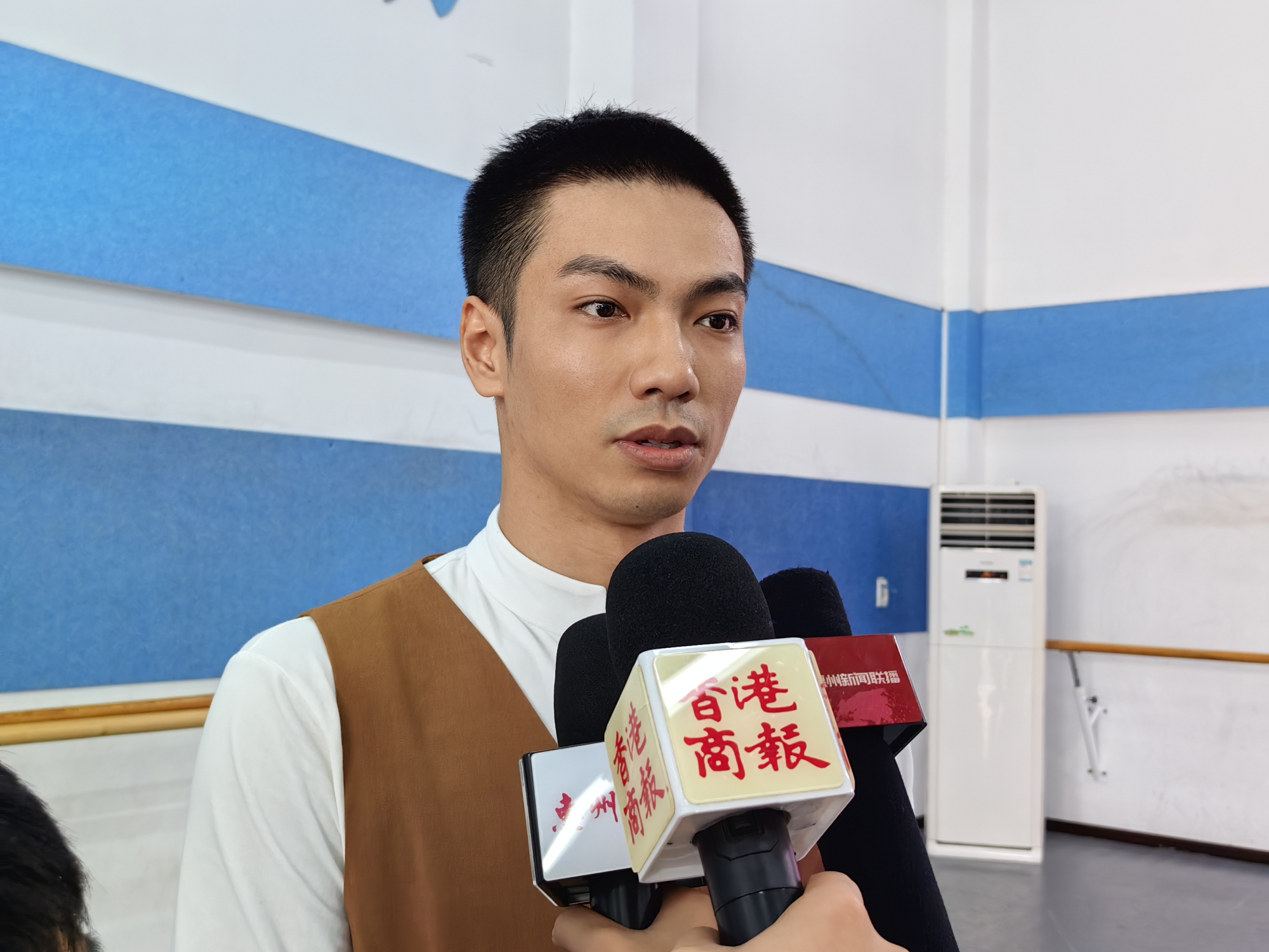 2、男主演孫科接受媒體採訪(攝影:盧偉) - 復件(1).jpg