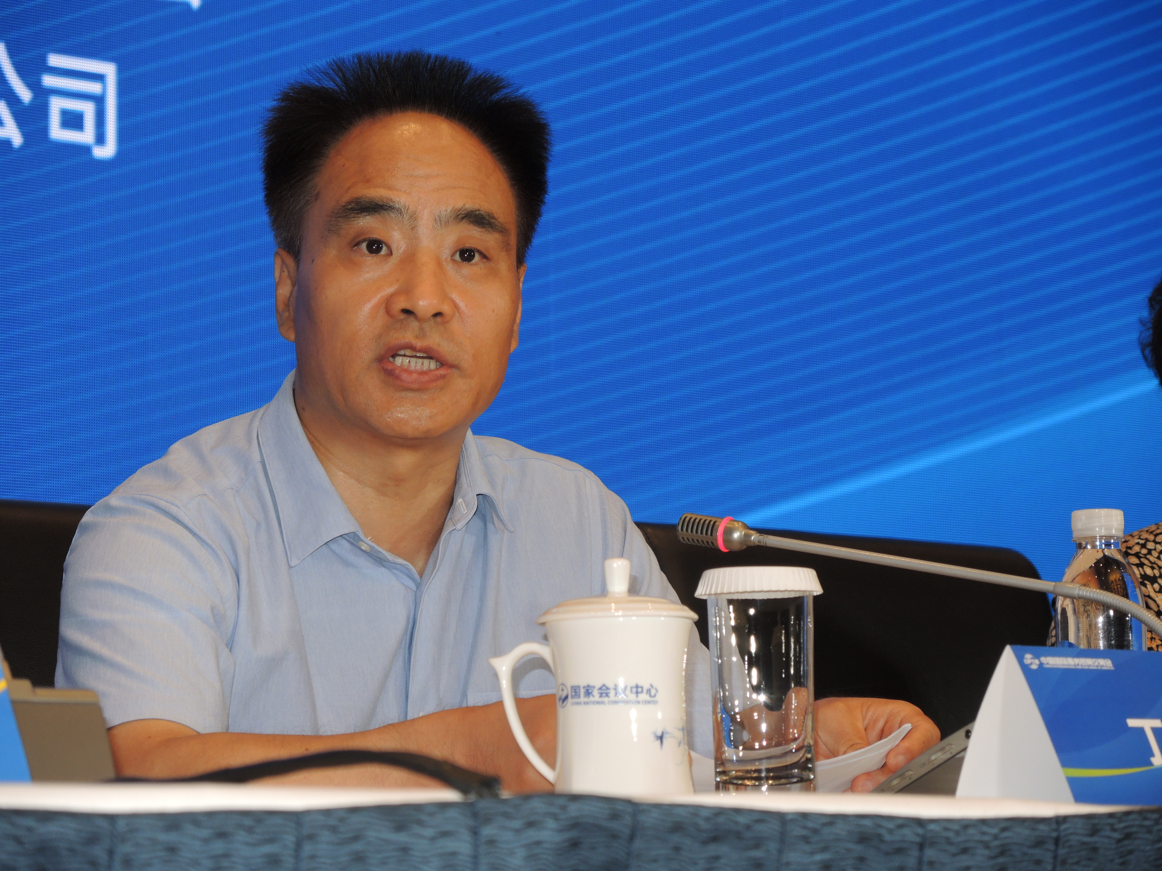 图片2 北京市住房和城乡建设委员会副主任丁胜介绍工程咨询与建筑服务专题展的相关情况.JPG