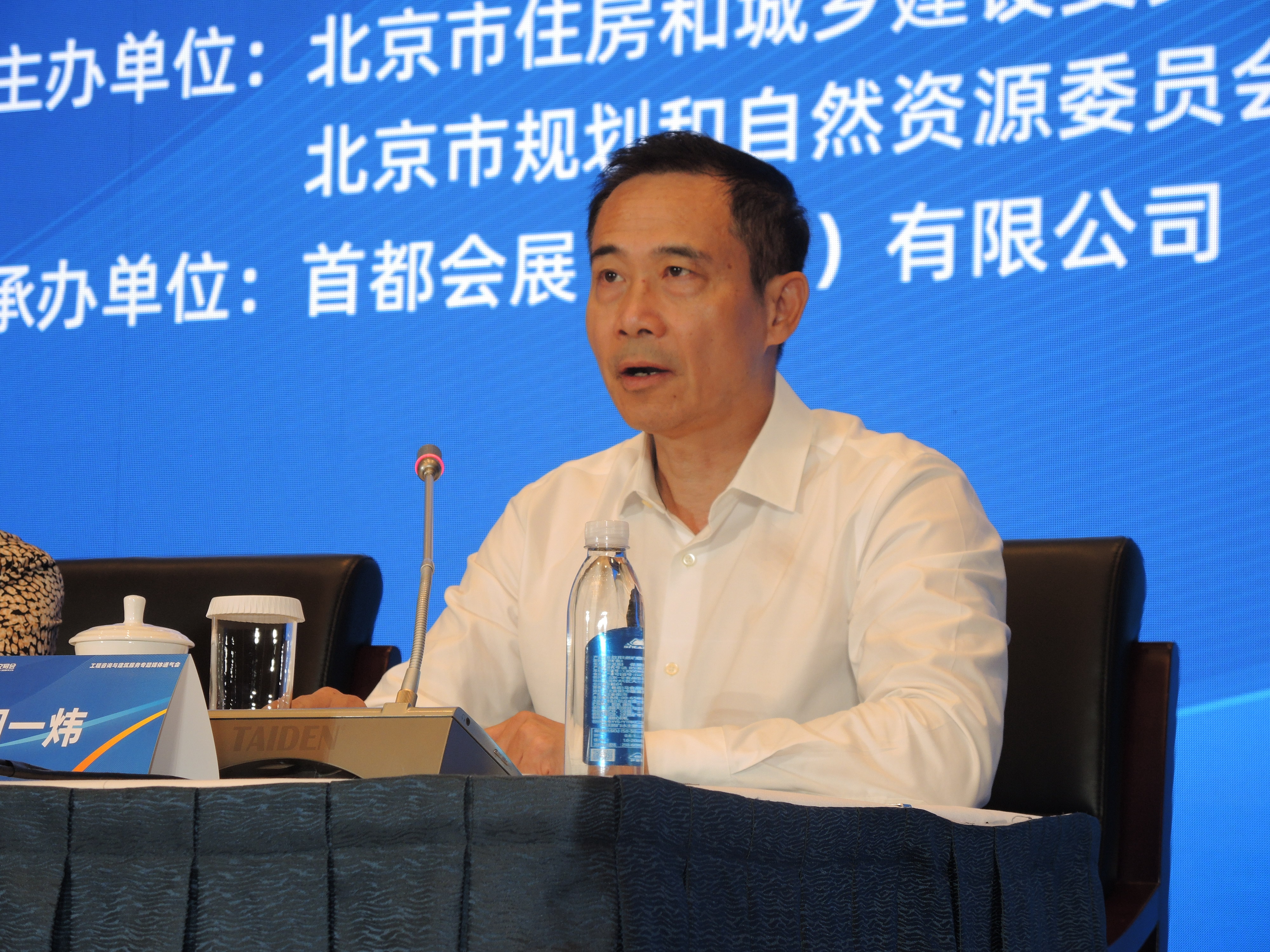图片4 首都会展(集团)有限公司总经理周一炜介绍相关筹备工作进展.JPG