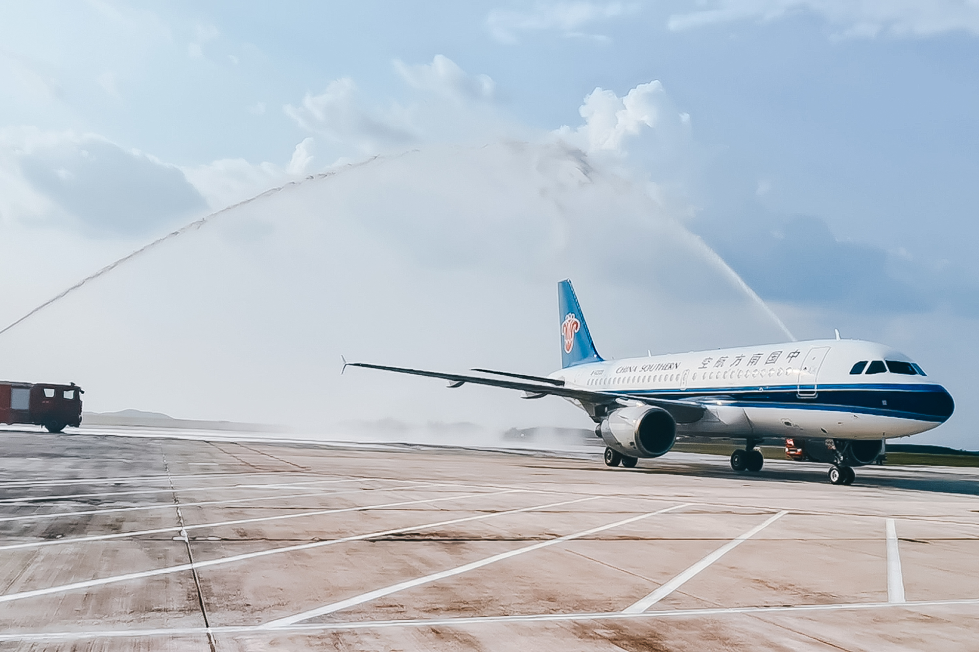 2、CZ5357航班飛抵湘西邊城機場過水門儀式.jpg