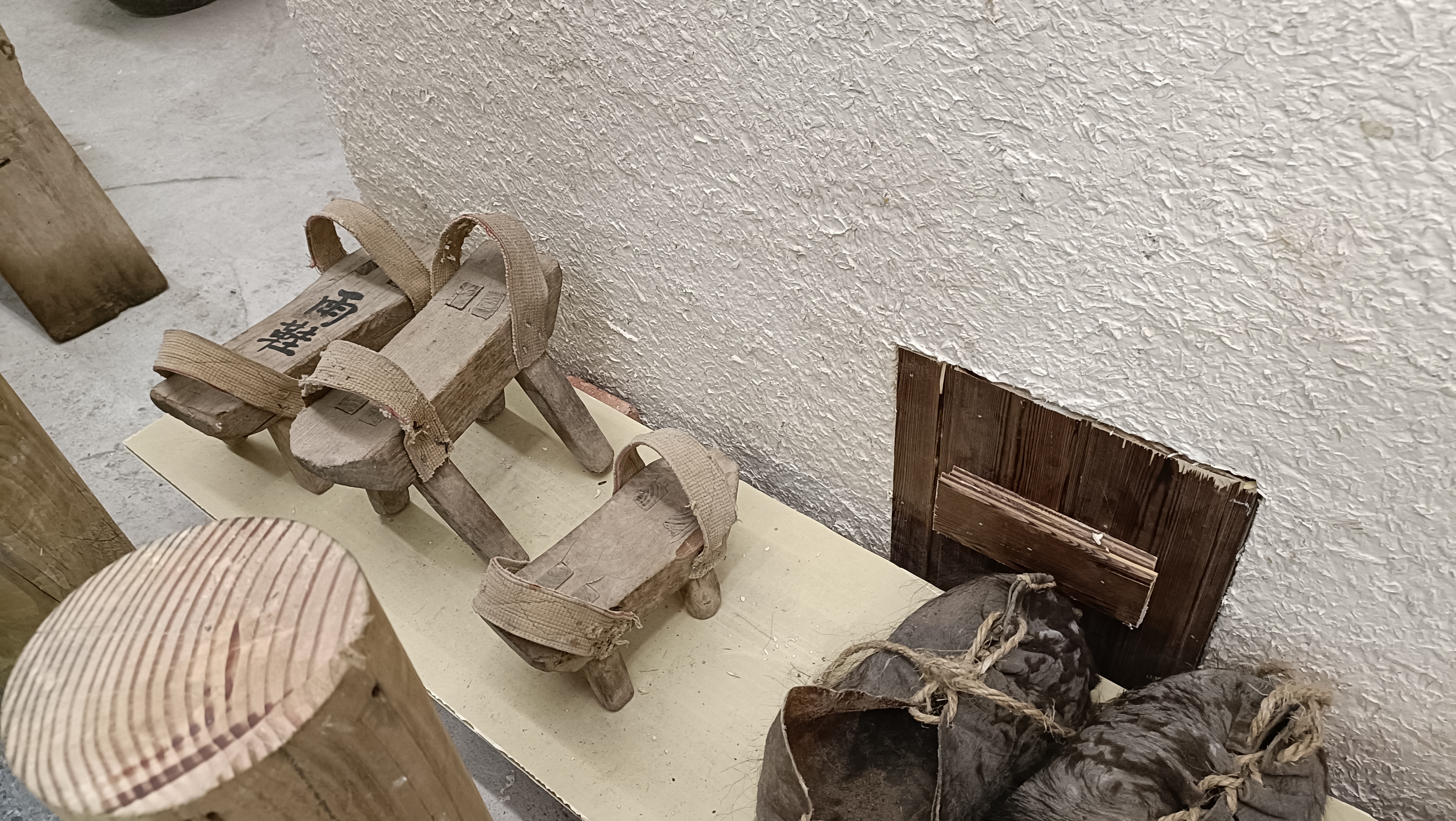 元古堆村發展成就展裡的木製雨鞋.jpg