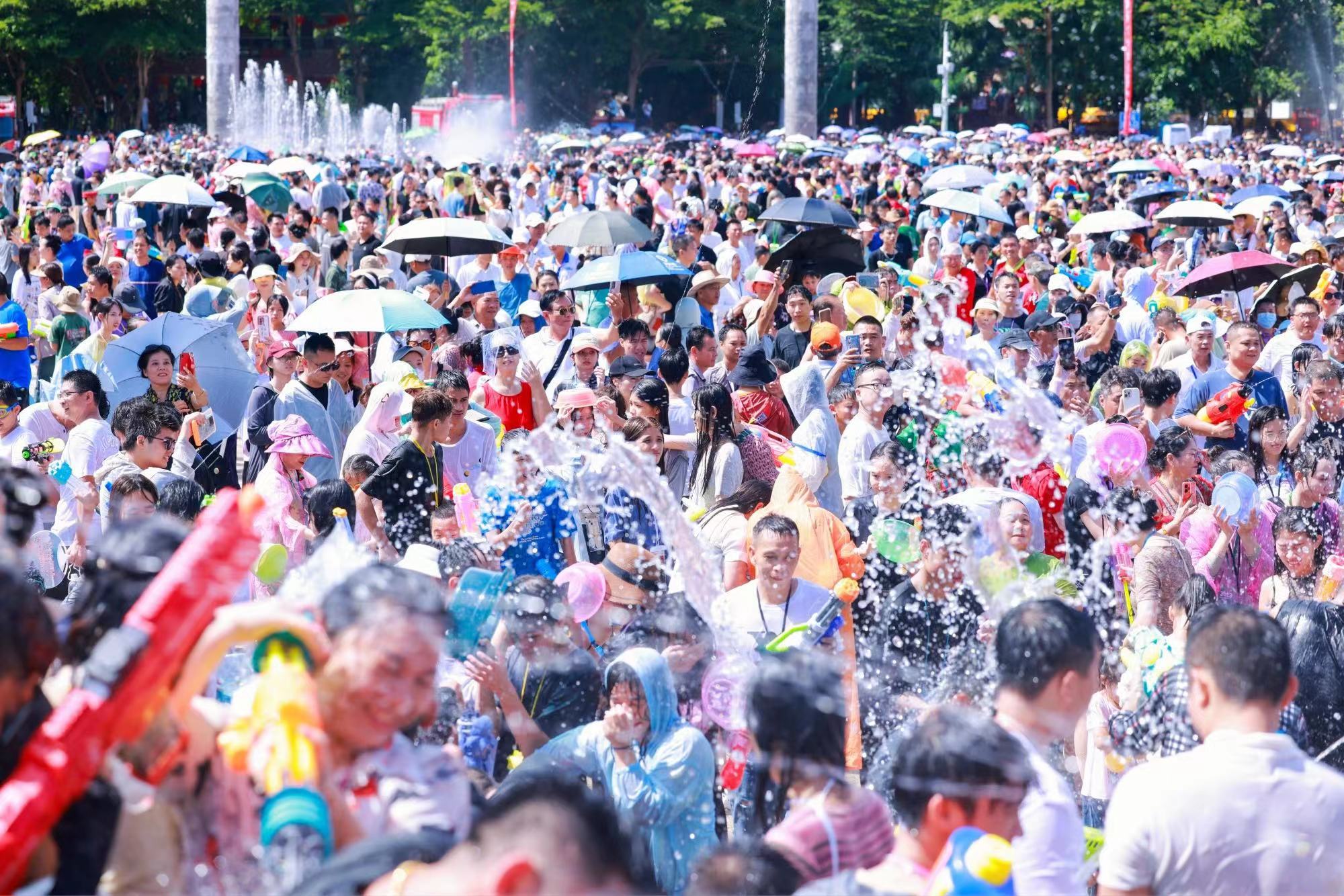圖2：2023年海南七仙溫泉嬉水節市民遊客嬉水狂歡.jpg