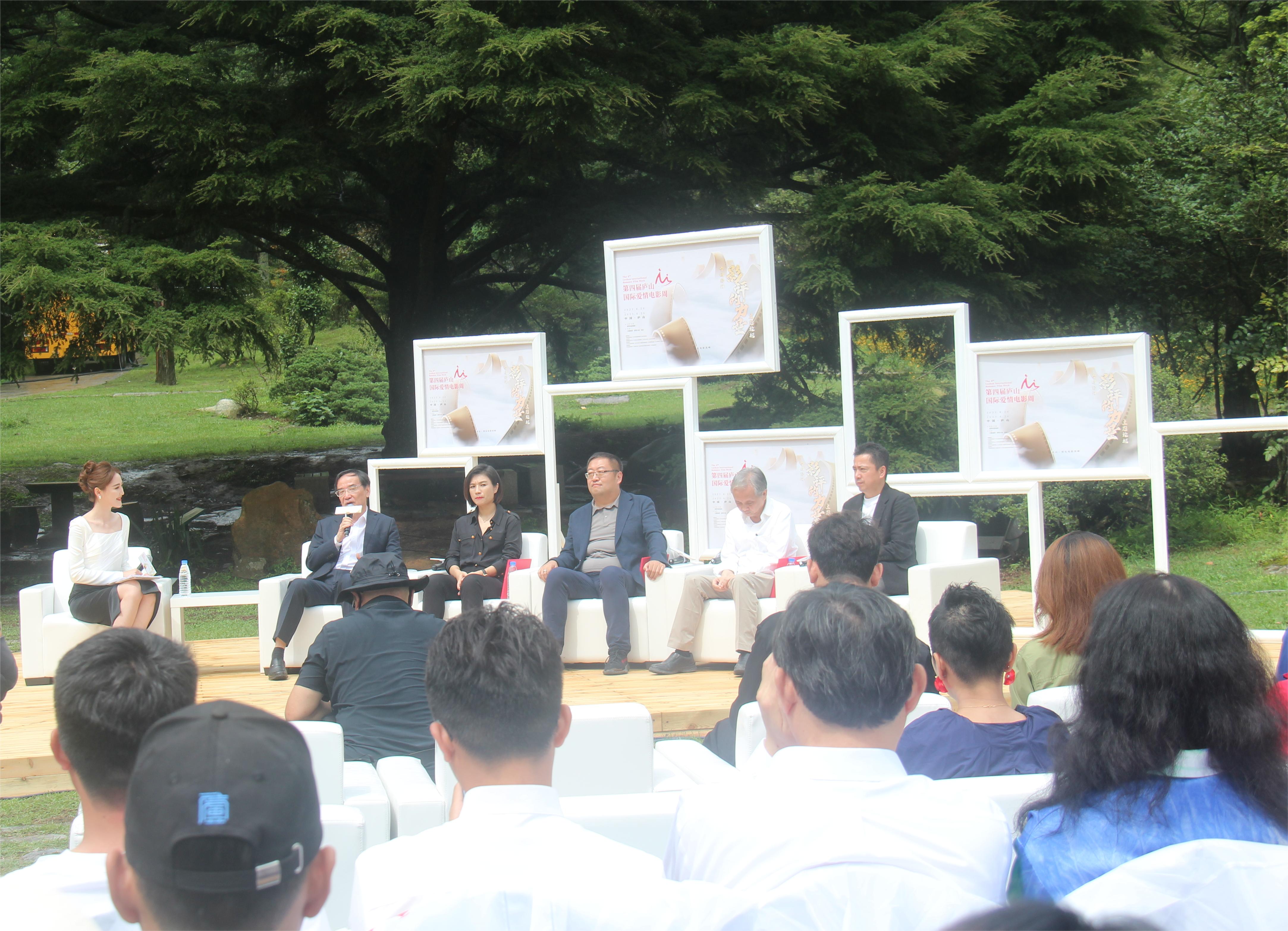 图二 论坛第一场：“促融合—爱情电影如何对接本地化”.JPG