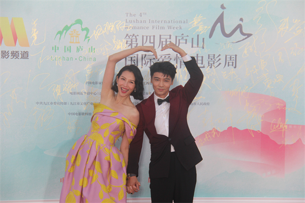 图1  香港影星张晋、蔡少芬夫妇荣聘第四届庐山国际爱情电影周形象大使.JPG