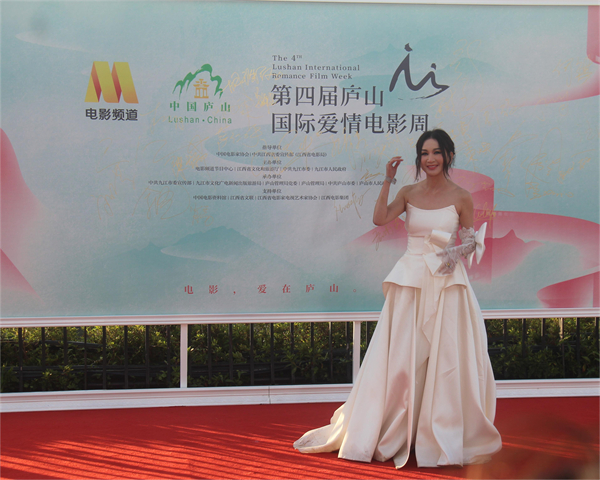 图3 香港著名演员温碧霞亮相庐山.JPG