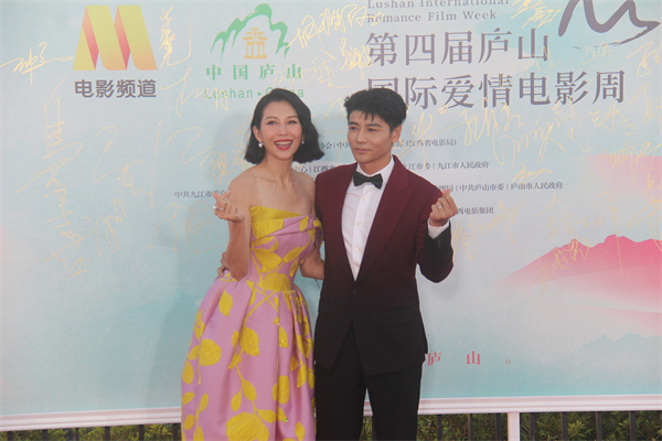 图二 香港影星张晋、蔡少芬夫妇七夕庐山秀恩爱.JPG