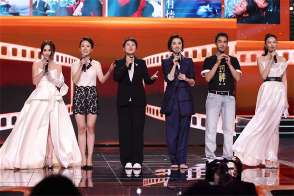 图四 电影人温碧霞、颜丹晨、张凯丽、姜宏波、此沙、张蓝心、张嘉上、高宇航、娄艺潇、姚婷婷担任作为光影信使.jpg