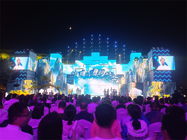 图六 “鹏程三万里,庐山天下悠!”,由吴彤演唱、蔡程昱演绎李白的开场节目《望庐山》.jpg