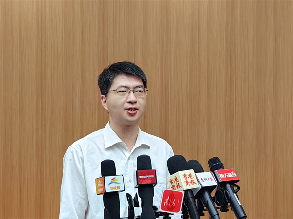 1、仲愷高新區管委會副主任田勝思在接受媒體採訪(攝影:盧偉) - 復件(1).jpg