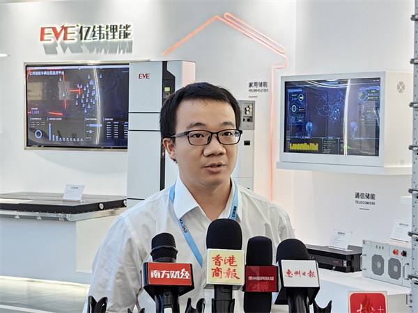 3、億緯儲能市場部市場研究經理蔡鵬接受媒體採訪(攝影:盧偉)_編輯 - 復件(1).jpg