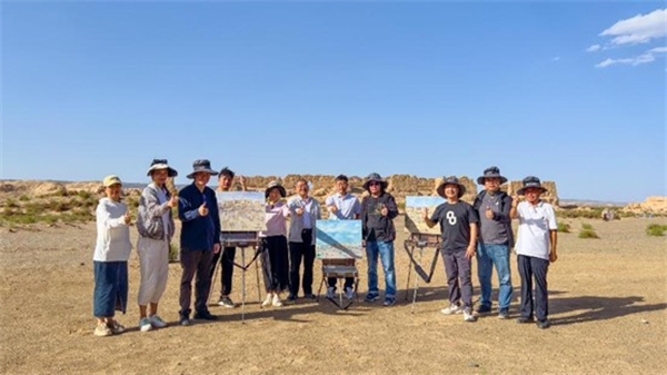 南山艺术家在大方盘城玉门关遗址进行写生.jpg