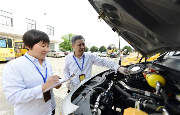 2.安徽巢湖：校車全面「體檢」迎開學4.jpg