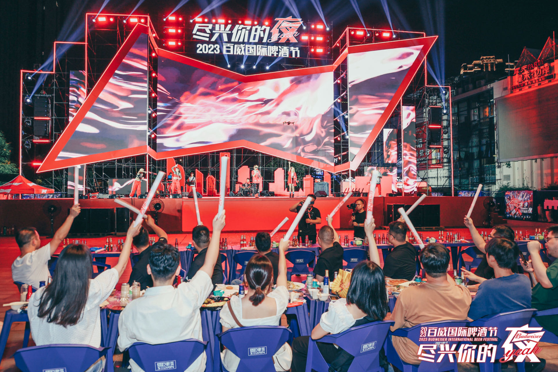 圖2 啤酒節歌舞表演、激情樂隊等精彩節目.JPG