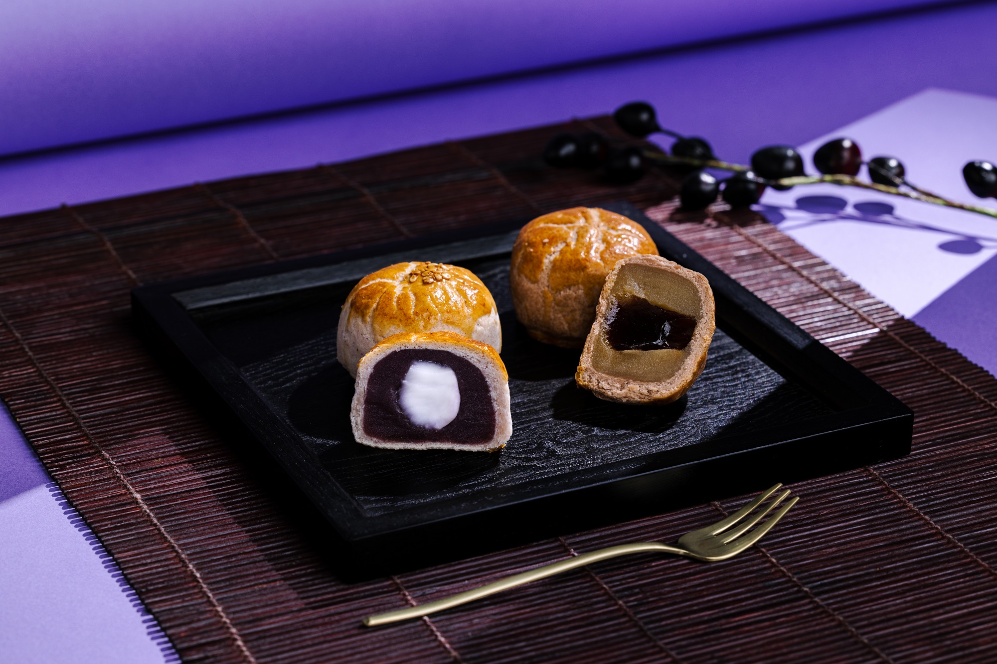 左 - 香芋麻糬酥皮月餅 (6件裝); 右 - 甘栗黑糖麻糬酥皮月餅 (6件裝).jpg