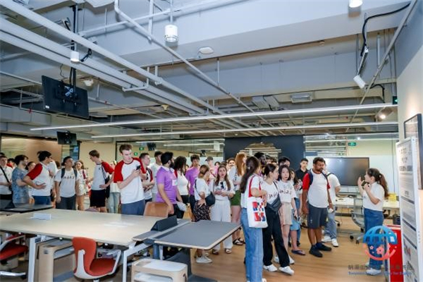 外籍学生和国际人才参观西丽湖人才服务中心.jpg