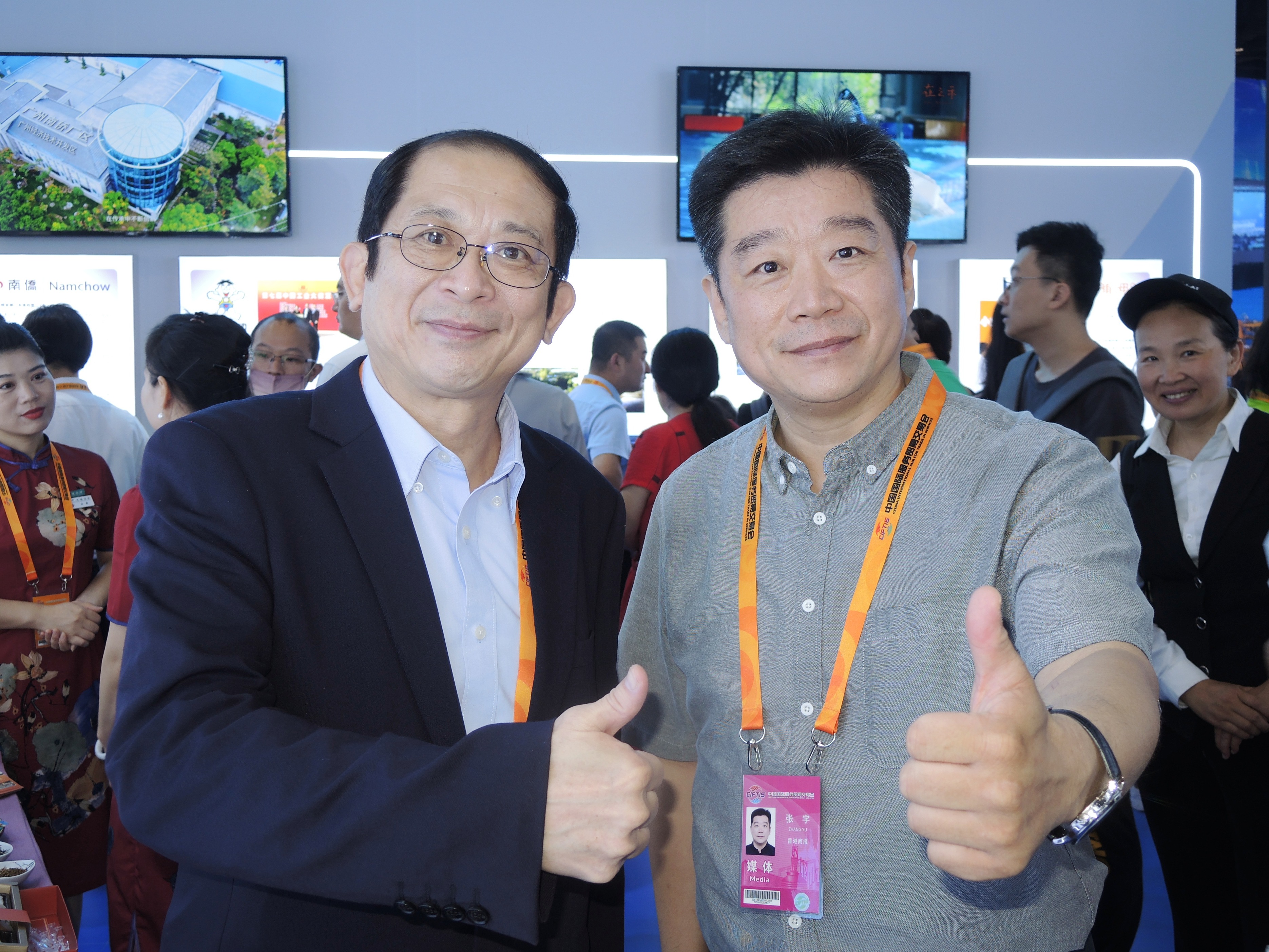 圖片3：鼎泰豐總經理楊炳坤和記者共同為本屆服貿會和台灣道地月餅“點讃“.jpg