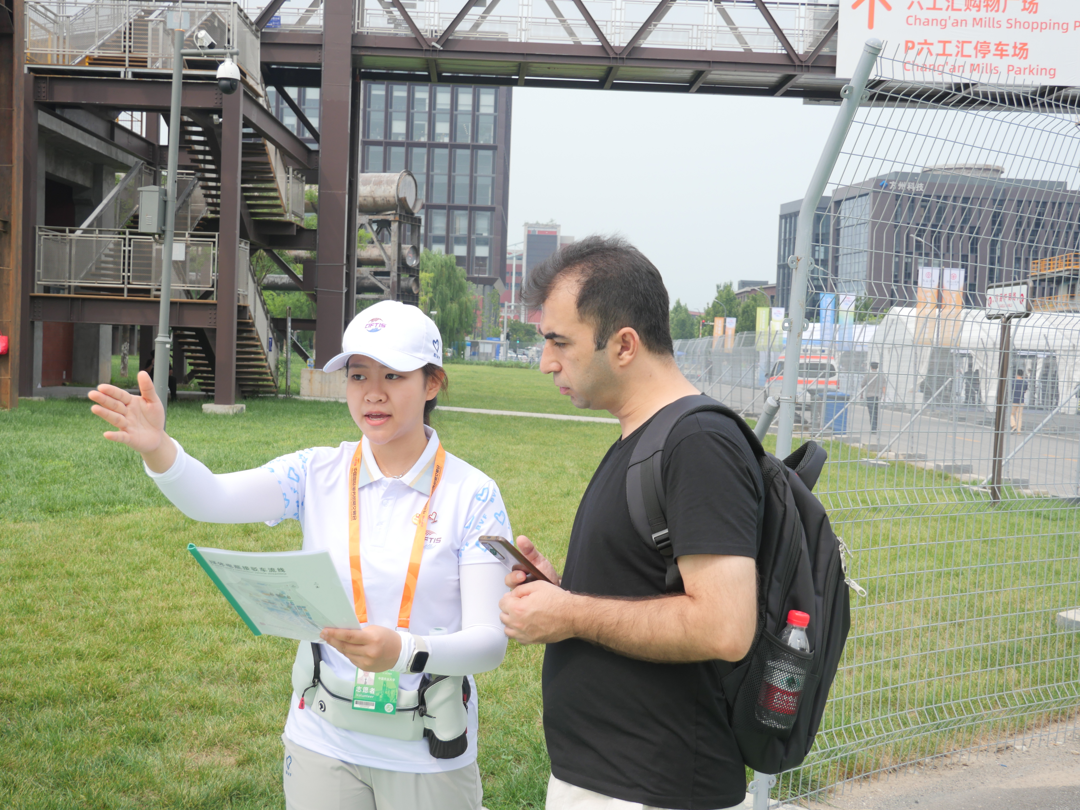 圖片2:展區內志願者成為最靚麗的風景線.jpg