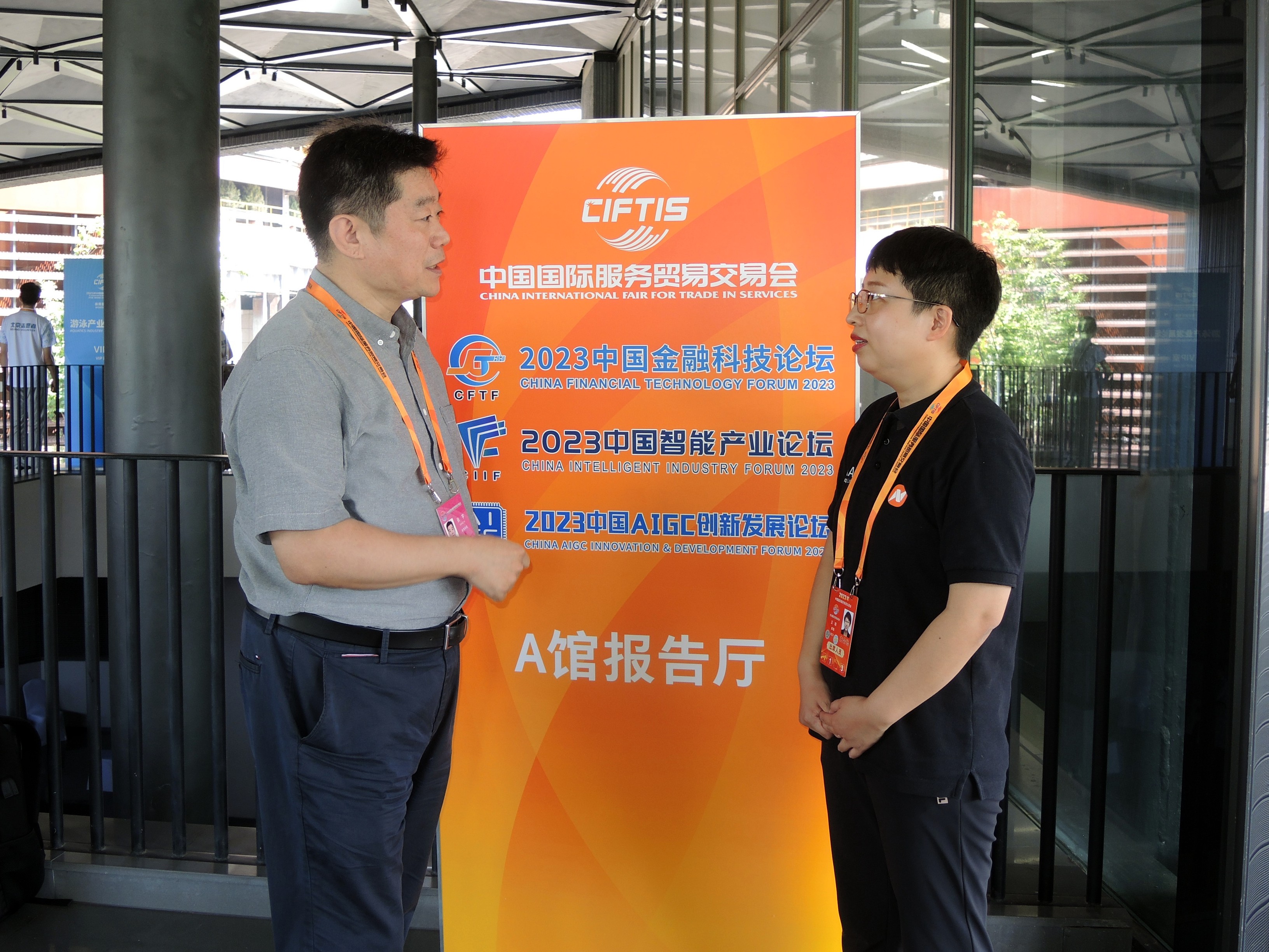 圖片3：能鏈智電創始人、CEO王陽接受本報記者採訪.jpg
