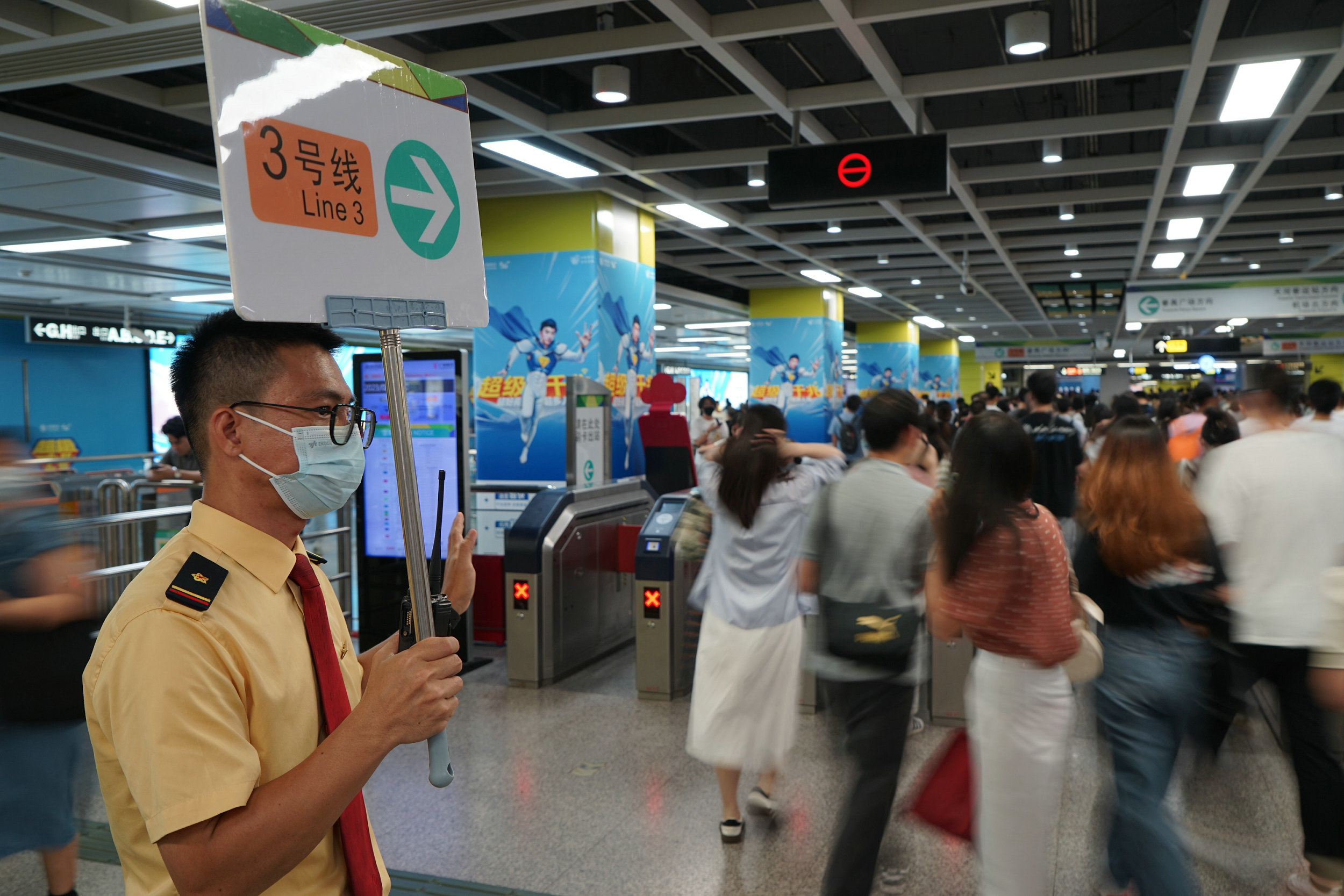 地鐵暑運客流和服務1  鄧志聰攝.jpg