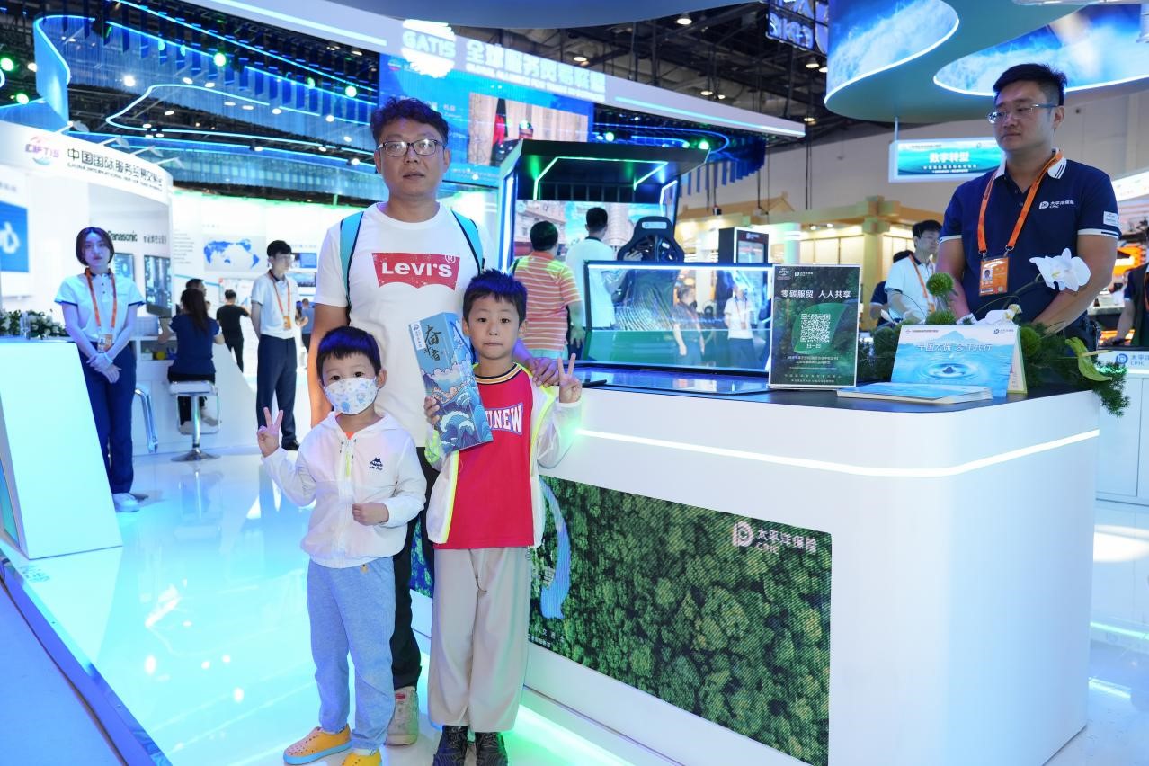 圖片2：在國家會議中心的中國太保展台前，前來參與體驗的觀眾絡繹不絕.jpg