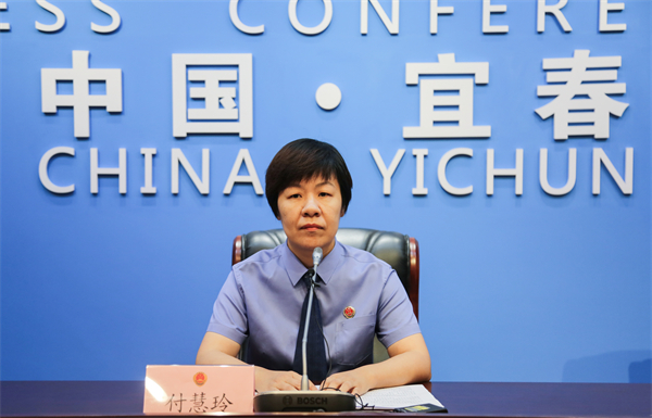 图:宜春市检察院党组成员、副检察长付慧玲介绍相关情况.jpg
