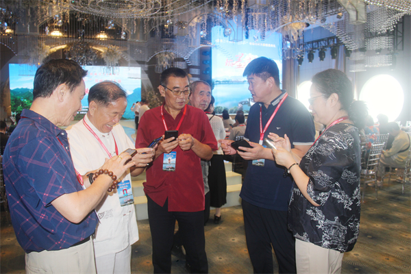 图三 与会书法书画艺术家互动交流.jpg