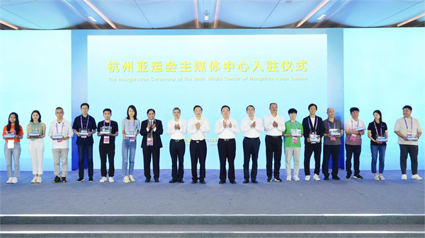 圖1圖說：頒發入駐鑰匙 圖源：央視新聞.jpg