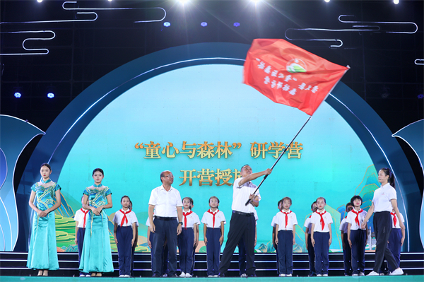 配图3:赣州市领导赖正文为“童心与森林”森林研学营活动开营授旗.jpg