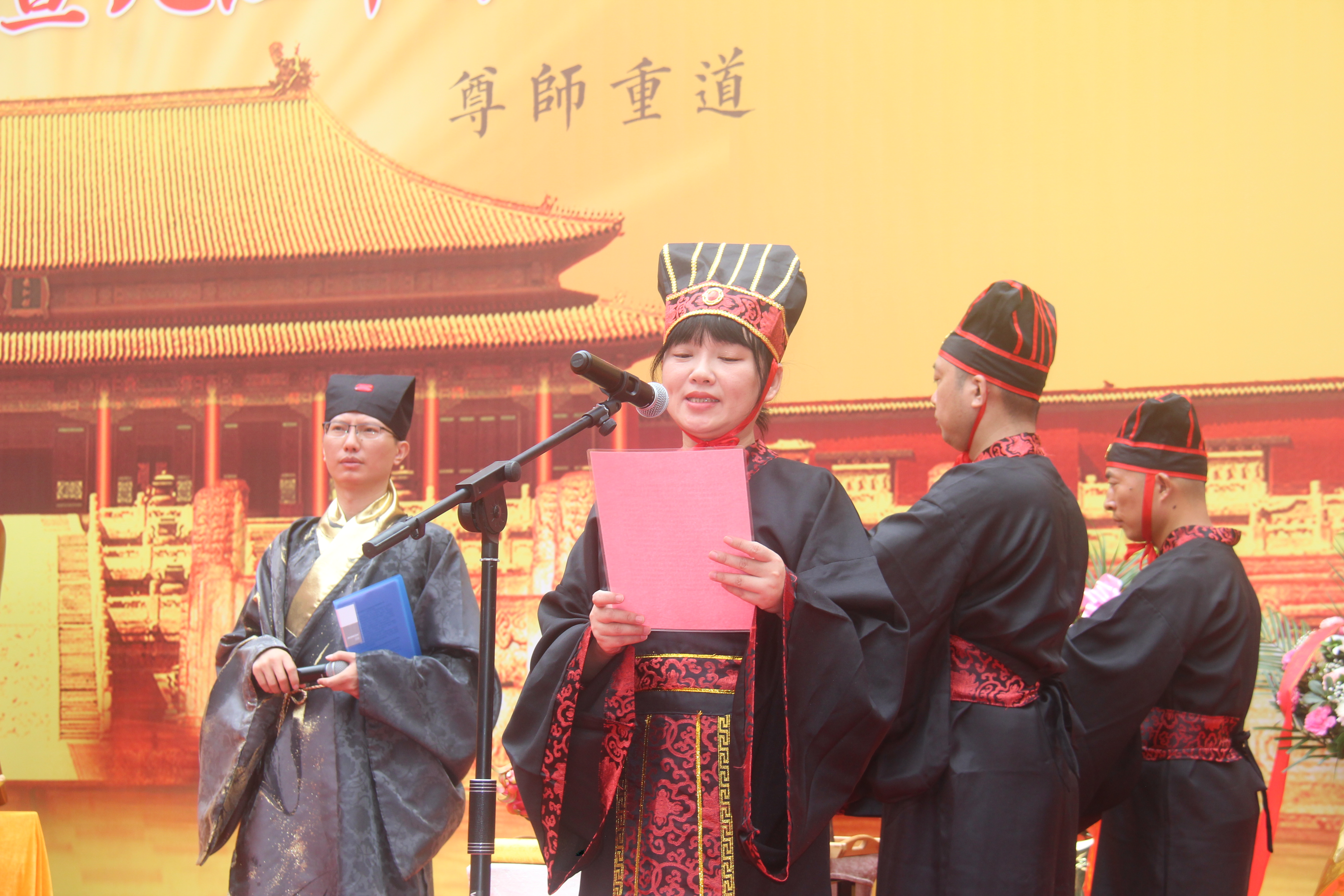 图二 陈琦恭读祭文.JPG