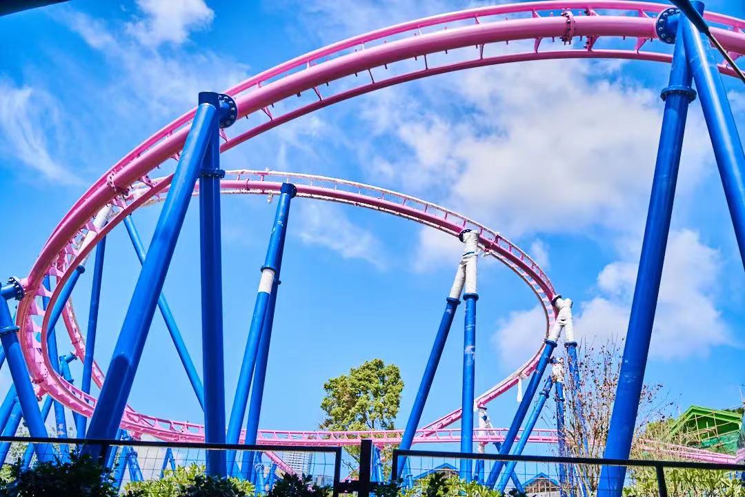 内地首台单程双次弹射过山车.jpg