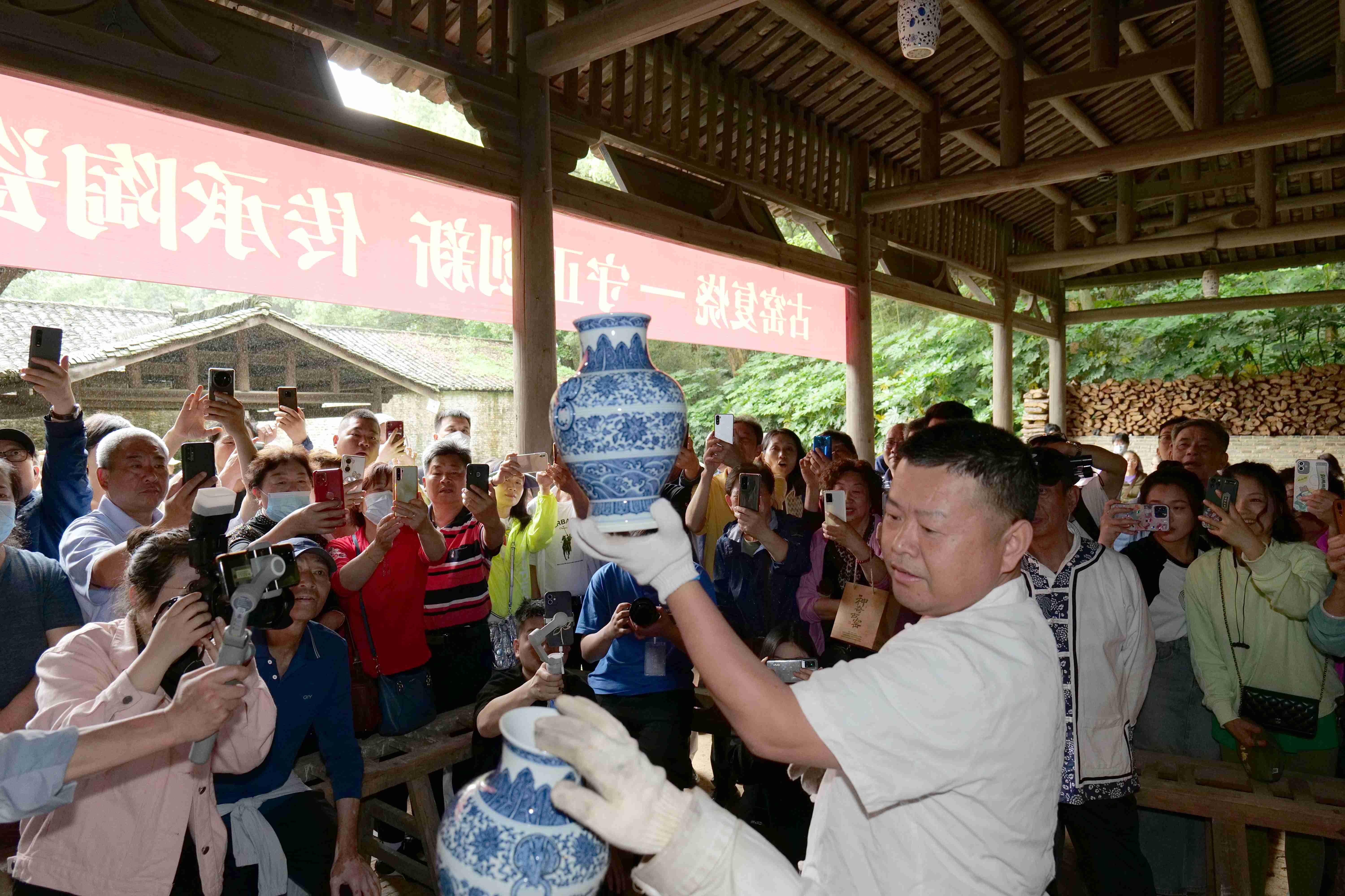 图3 在古窑，开窑见宝，吸引诸多游客(1).jpg