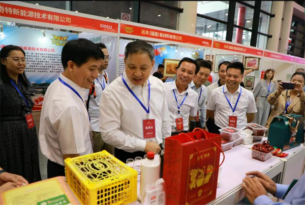 圖二：領導巡展   （主辦方供圖）.jpg