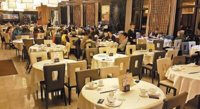 疫情重創 恢復需時 餐飲股暫不宜低追