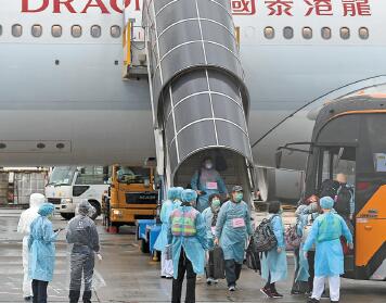 港府兩日4架專機接載在鄂港人 首日244人順利返港