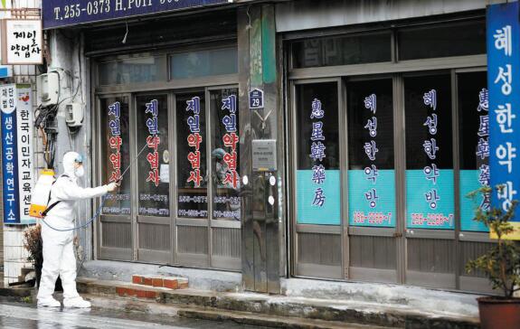 世衛：全球確診10萬 港府籲市民如非必要勿外遊