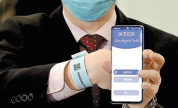 海外抵港人士強制檢疫新措今凌晨生效 須戴監察手帶檢測深喉唾液