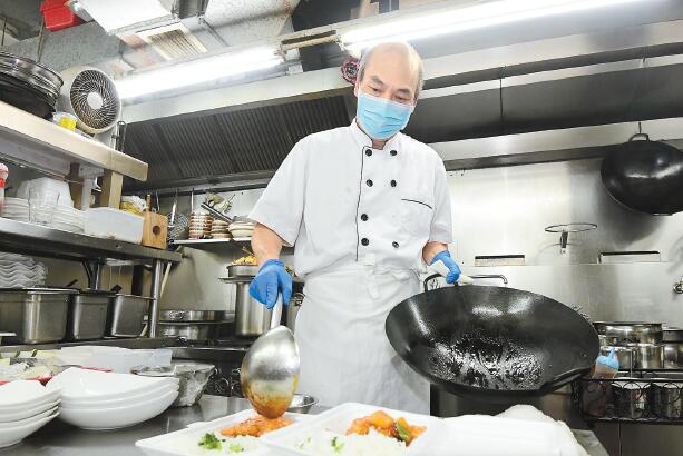 飯堂無力日日開長者無力付「飯錢」 大廚愛心飯盒撐起一片天