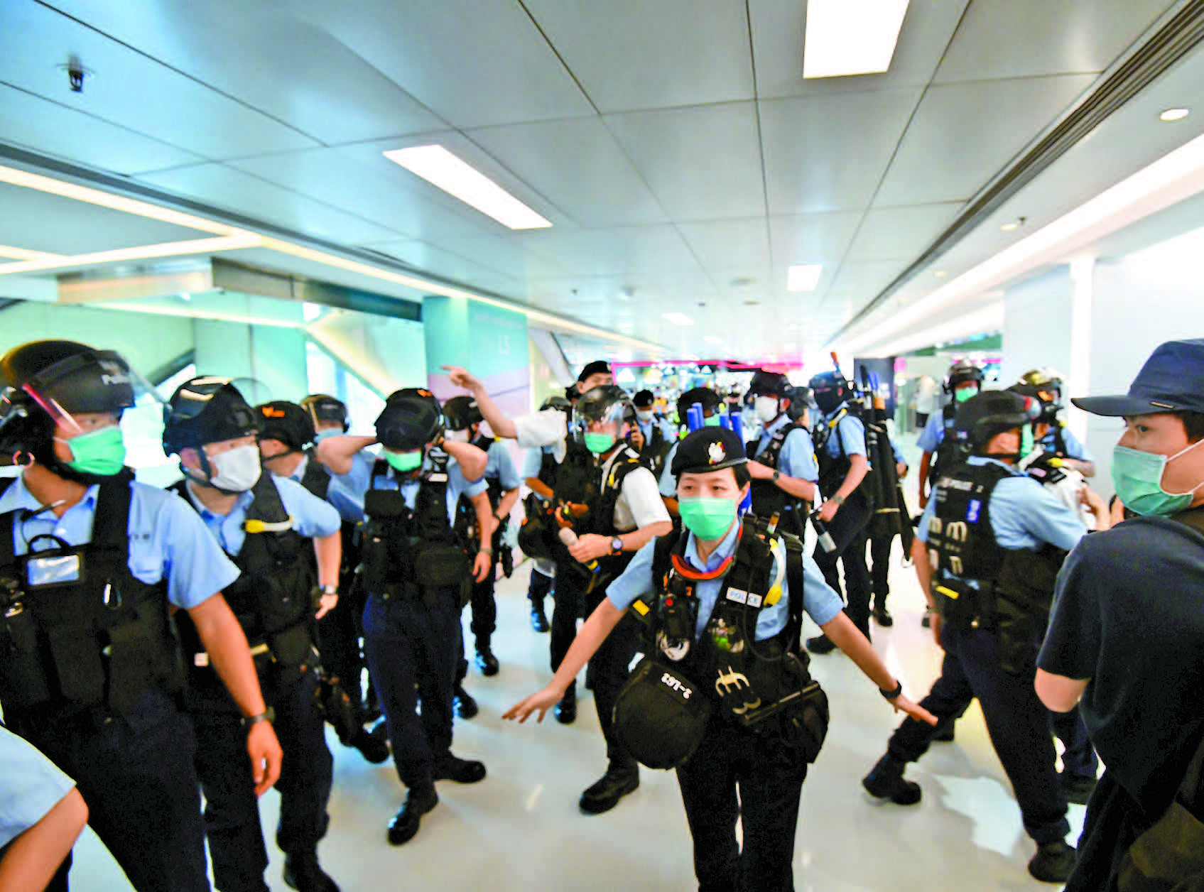 示威者再糾集滋擾5商場  警東港城拘8人譴責惡行