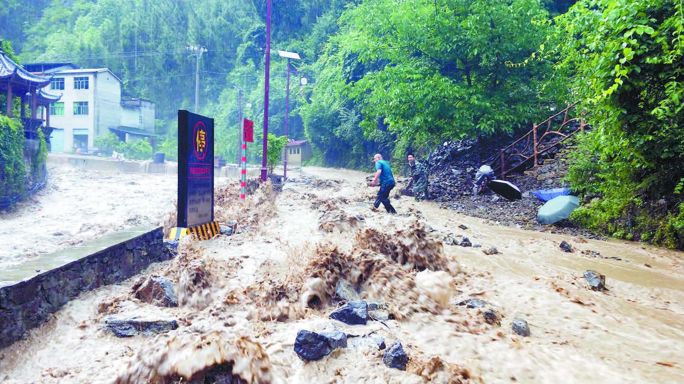氣象台再發暴雨藍色預警  多地洪澇 數萬人轉移