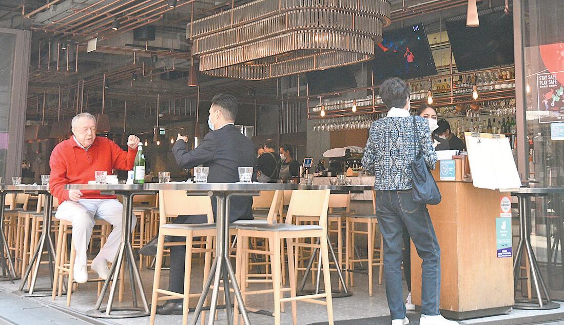 周五放寬酒吧戲院等可八成上座 抵港強制檢疫再延1個月