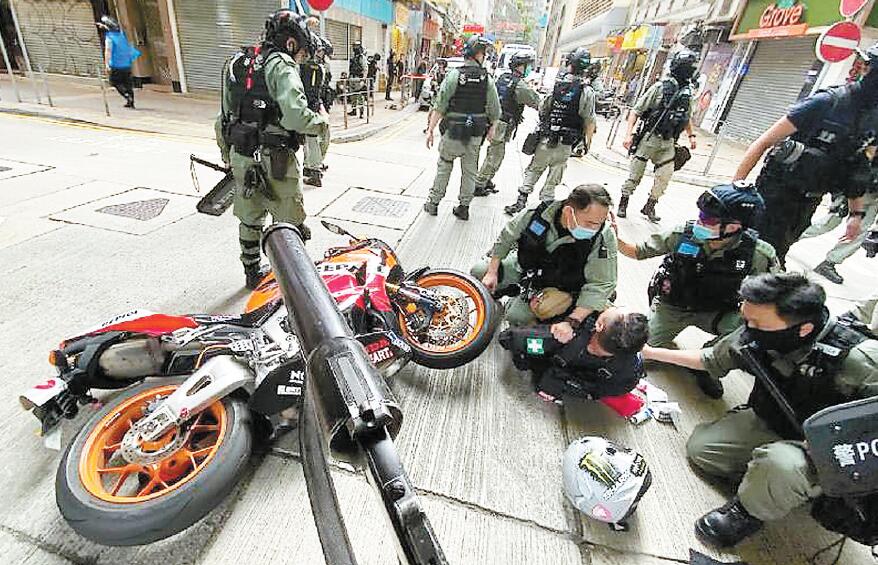 男涉駕插獨旗電單車衝警防線 國安法生效後首案件提堂