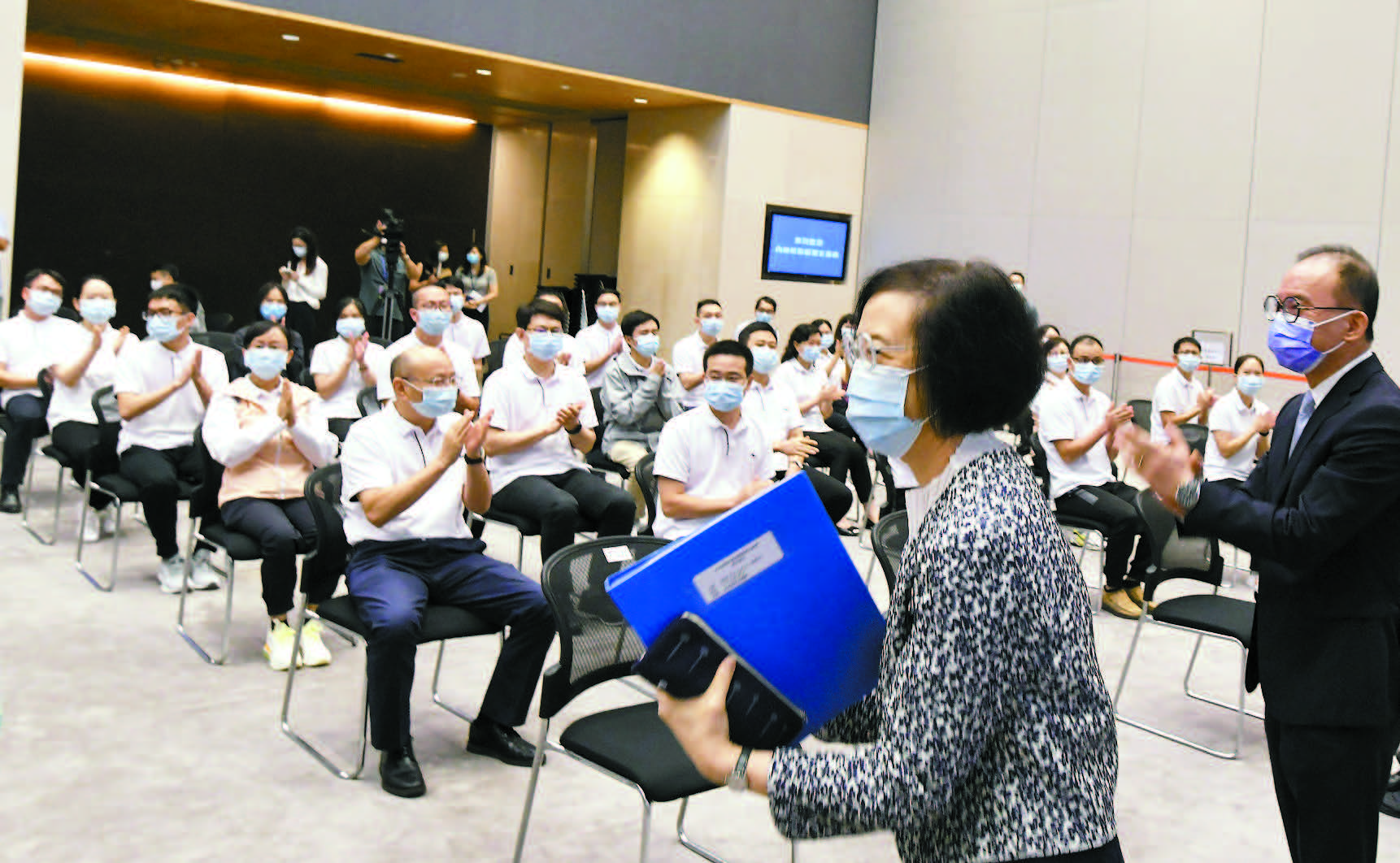 港府歡迎檢測支援隊抵港 各界人士分赴口岸及酒店迎接