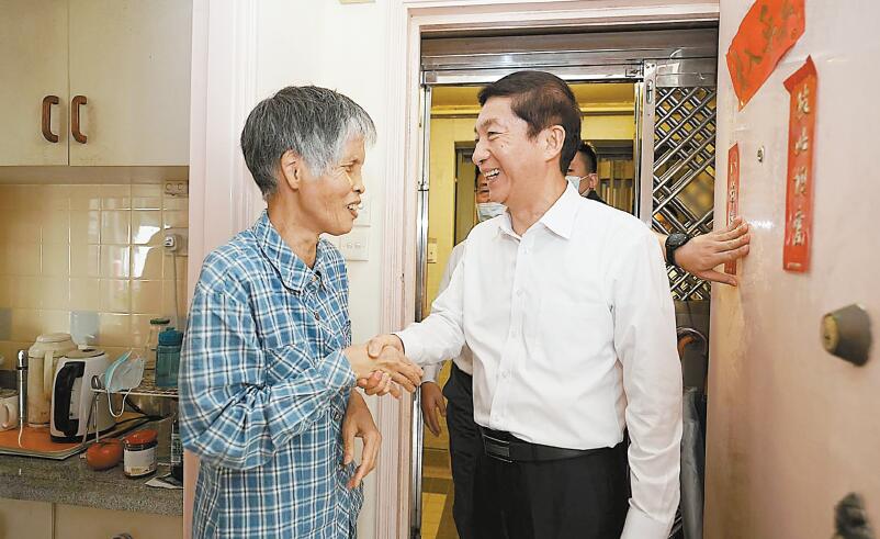 駱惠寧落區慰問市民