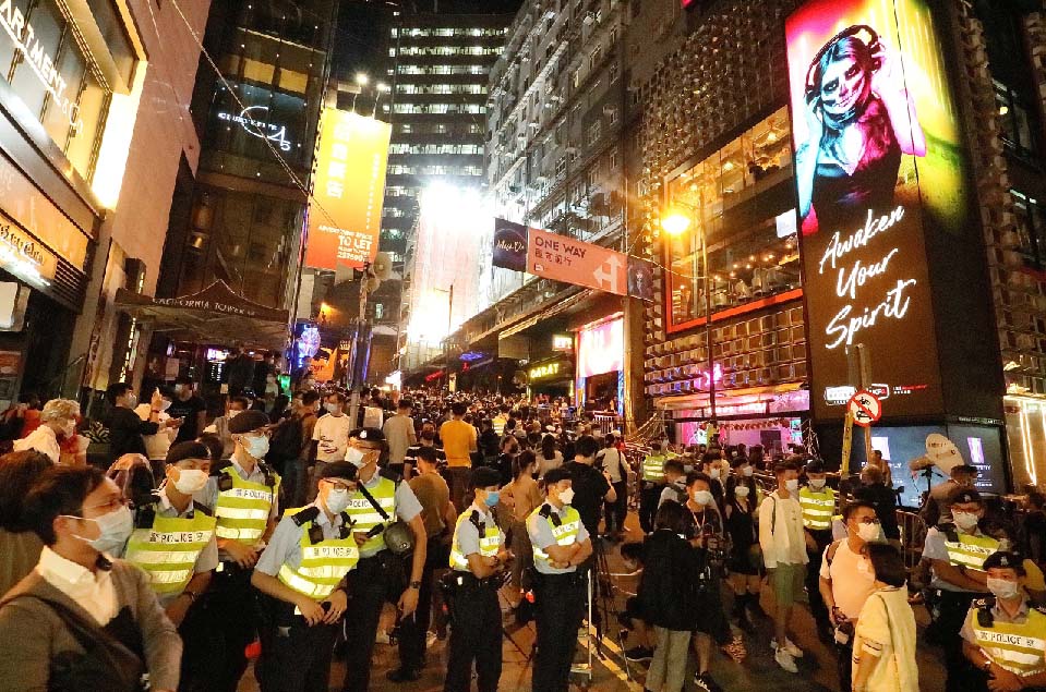 萬聖節蘭桂坊人潮洶湧 一掃疫情陰霾 酒吧食肆暢旺