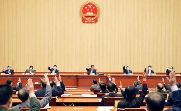 全國人大常委會通過香港立法會議員資格問題決定 栗戰書：決定符合全體中國人民根本利益