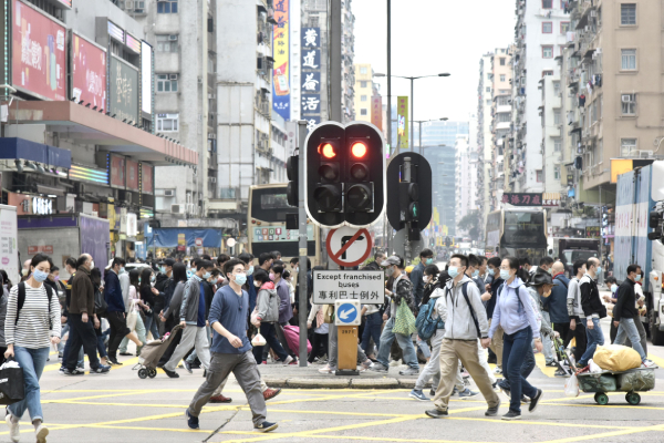 確診數連兩日低於百宗 港昨增69例 七成屬關聯